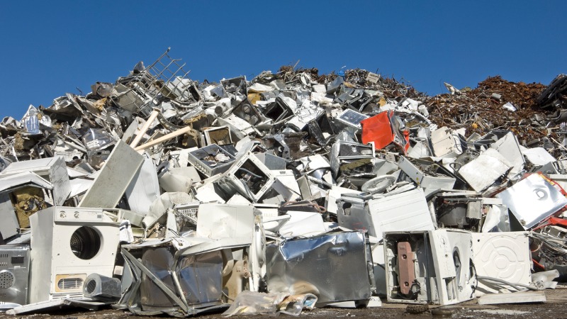 veel wasmachines op een stortplaats 